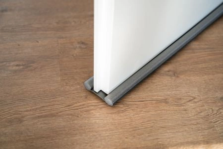 Dichtgesloten deur met tochtstrip om warmteverlies door openstaande deuren te voorkomen.